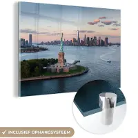 MuchoWow Glasschilderij 120x80 cm - Schilderij acrylglas - New York - Vrijheidsbeeld - Skyline - Foto op glas - Schilderijen