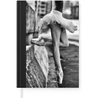 MuchoWow Notitieboek - Schrijfboek - Ballet - Dans - Ballerina - Zwart wit - Notitieboekje klein - A5 formaat - Schrijfblok