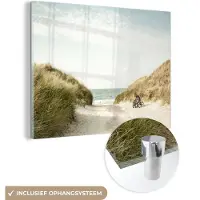 MuchoWow Glasschilderij 80x60 cm - Schilderij acrylglas - Strand - Fiets - Wolken - Foto op glas - Muurdecoratie woonkamer - Wanddecoratie slaapkamer - Schilderijen