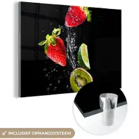 MuchoWow Glasschilderij 150x100 cm - Schilderij acrylglas - Fruit - Water - Zwart - Stilleven Aardbei - Kiwi - Foto op glas - Schilderijen