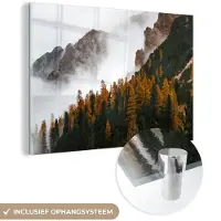 MuchoWow Glasschilderij 60x40 cm - Schilderij acrylglas - Berg - Mist - Bos - Foto op glas - Schilderijen