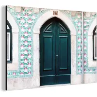 MuchoWow Wanddecoratie Metaal - Aluminium Schilderij Industrieel - Deur - Hout - Groen - Huis - 90x60 cm - Dibond - Foto op aluminium - Industriële muurdecoratie - Voor de woonkamer/slaapkamer