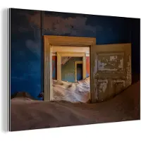 MuchoWow Wanddecoratie Metaal - Aluminium Schilderij Industrieel - Blauw - Deur - Zand - Woestijn - 150x100 cm - Dibond - Foto op aluminium - Industriële muurdecoratie - Voor de woonkamer/slaapkamer