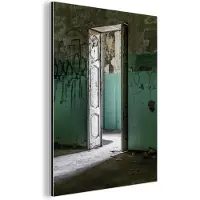 MuchoWow Wanddecoratie Metaal - Aluminium Schilderij Industrieel - Stoel - Steen - Deur - Architectuur - 120x160 cm - Dibond - Foto op aluminium - Industriële muurdecoratie - Voor de woonkamer/slaapkamer