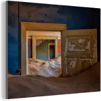 MuchoWow Wanddecoratie Metaal - Aluminium Schilderij Industrieel - Blauw - Deur - Zand - Woestijn - 160x120 cm - Dibond - Foto op aluminium - Industriële muurdecoratie - Voor de woonkamer/slaapkamer