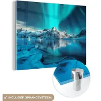 MuchoWow Glasschilderij 120x90 cm - Schilderij acrylglas - Noorderlicht - IJs - Sneeuw - Noorwegen - Blauw - Bergen - Foto op glas - Schilderijen