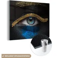 MuchoWow Glasschilderij 80x60 cm - Schilderij acrylglas - Vrouw - Ogen - Make up - Luxe - Goud - Foto op glas - Schilderijen