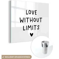 MuchoWow Glasschilderij 90x90 cm - Schilderij acrylglas - Engelse quote "Love without limits" met een hartje tegen een witte achtergrond - Foto op glas - Schilderijen