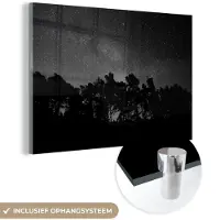 MuchoWow Glasschilderij 150x100 cm - Schilderij acrylglas - Sterrenhemel - Bos - Hemel - Zwart - Bomen - Foto op glas - Schilderijen