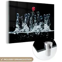 MuchoWow Glasschilderij 60x40 cm - Schilderij acrylglas - Bessen - Water - Zwart - Fruit - Framboos - Foto op glas - Schilderijen