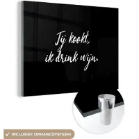 MuchoWow Glasschilderij 40x30 cm - Schilderij acrylglas - Spreuken - Jij kookt, ik drink wijn - Quotes - Wijn - Koken - Foto op glas - Schilderijen