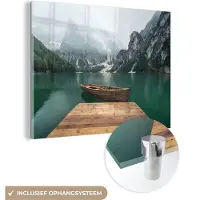 MuchoWow Glasschilderij 80x60 cm - Schilderij acrylglas - Mist - Sneeuw - Berg - Boot - Foto op glas - Schilderijen