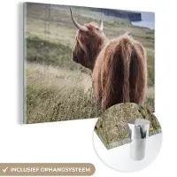 MuchoWow Glasschilderij 90x60 cm - Schilderij acrylglas - Schotse Hooglander - Natuur - Zee - Foto op glas - Schilderijen