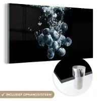 MuchoWow Glasschilderij 80x40 cm - Schilderij acrylglas - Blauwe bessen - Fruit - bes - Stilleven - Water - Zwart - Foto op glas - Schilderijen