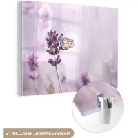 MuchoWow - Glasschilderij - Lavendel - Vlinder - Bloemen - Botanisch - Acrylglas - Foto op glas - 80x60 cm - Glasschilderij bloemen - Schilderij glas - Muurdecoratie glas