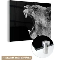 MuchoWow - Glasschilderij - Foto op glas - Dieren - Leeuw - Jungle - Zwart-wit - Wanddecoratie - 80x60 cm - Acrylglas - Muurdecoratie glas - Schilderij leeuw