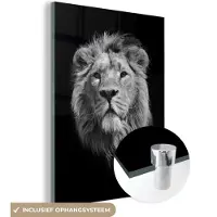 MuchoWow Glasschilderij 120x160 cm - Schilderij acrylglas - Leeuw - Portret - Zwart - Wit - Foto op glas - Schilderijen