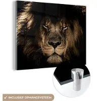 MuchoWow Glasschilderij leeuw - Dieren schilderij - Portret - Zwart - Schilderijen woonkamer - Foto op glas - Glasplaat - Kamer decoratie - 160x120 cm - Wanddecoratie - Muurdecoratie - Slaapkamer