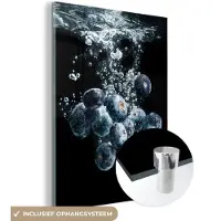 MuchoWow Glasschilderij 120x160 cm - Schilderij acrylglas - Blauwe bessen - Fruit - bes - Stilleven - Water - Zwart - Foto op glas - Schilderijen
