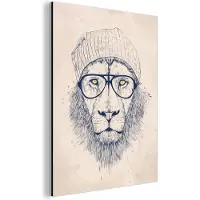 MuchoWow Wanddecoratie Metaal - Aluminium Schilderij Industrieel - Leeuw - Bril - Muts - Dieren - 120x160 cm - Dibond - Foto op aluminium - Industriële muurdecoratie - Voor de woonkamer/slaapkamer