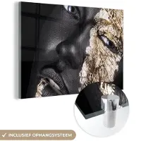 MuchoWow Glasschilderij 90x60 cm - Schilderij acrylglas - Vrouw - Goud - Zwart - Verf - Luxe - Foto op glas - Schilderijen
