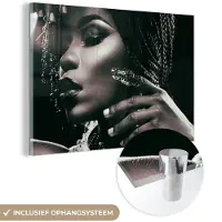 MuchoWow Glasschilderij 30x20 cm - Schilderij acrylglas - Sieraden - Vrouw - Ring - Zwart - Wit - Luxe - Foto op glas - Muurdecoratie woonkamer - Wanddecoratie slaapkamer - Schilderijen