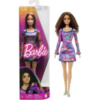 Barbie Fashionistas-pop nr. 206 met gekruld haar en sproeten, draagt ??een afneembare jurk met regenboogmarmerprint, groene muiltjes en tasje