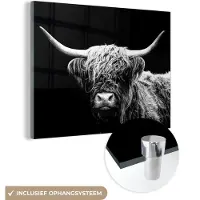 MuchoWow Glasschilderij 160x120 cm - Schilderij acrylglas - Schotse Hooglander - Koe - Zwart - Wit - Dieren - Foto op glas - Muurdecoratie woonkamer - Wanddecoratie slaapkamer - Schilderijen