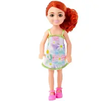 Barbie Chelsea Doll, kleine pop met afneembare bloemenjurk en schoenen met rood haar en groene ogen, HNY56
