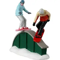 Lemax Vail Village Kerstdorpminiatuur Boarding Fun (snowboarden) 10,5 X 3,9 X 9,3 Cm
