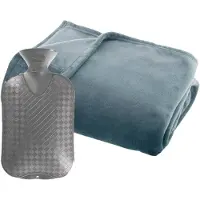 Atmosphera Fleece deken/plaid Blauwgrijs 125 x 150 cm en een warmwater kruik 2 liter - Plaids