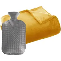 Atmosphera Fleece deken/plaid Oker Geel 130 x 180 cm en een warmwater kruik 2 liter - Plaids