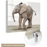 MuchoWow Glasschilderij 120x90 cm - Schilderij acrylglas - Baby olifant - Dieren - Olifant - Kinderen - Meiden - Jongens - Foto op glas - Schilderijen