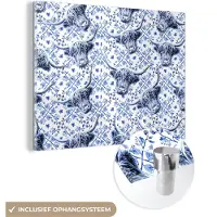 MuchoWow Glasschilderij 80x60 cm - Schilderij acrylglas - Schotse hooglander - Koe - Delfts blauw - Foto op glas - Schilderijen