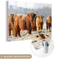 MuchoWow Glasschilderij 180x120 cm - Schilderij acrylglas - Schotse Hooglanders - Sneeuw - Bos - Foto op glas - Schilderijen
