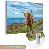 MuchoWow Glasschilderij 120x80 cm - Schilderij acrylglas - Schotse Hooglander - Water - Horens - Foto op glas - Schilderijen