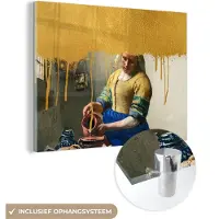 MuchoWow Glasschilderij 80x60 cm - Schilderij acrylglas - Melkmeisje - Goud - Vermeer - Foto op glas - Schilderijen