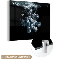 MuchoWow Glasschilderij 160x120 cm - Schilderij acrylglas - Blauwe bessen - Fruit - bes - Stilleven - Water - Zwart - Foto op glas - Schilderijen