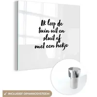 MuchoWow Glasschilderij 20x20 cm - Schilderij acrylglas - Tekst - Tuin - Quotes - Ik loop de tuin uit en sluit af met een hekje - Foto op glas - Schilderijen