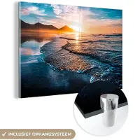 MuchoWow - Glasschilderij - Zee - Berg - Avond - Lucht - Zon - Foto op glas - Schilderijen woonkamer - 90x60 cm - Acrylglas - Wanddecoratie - Glasschilderij zee - Glasschilderij natuur