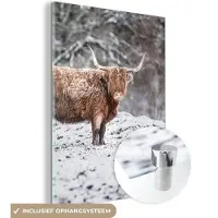MuchoWow Glasschilderij 60x80 cm - Schilderij acrylglas - Schotse Hooglander - Boom - Sneeuw - Foto op glas - Schilderijen