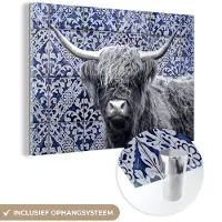 MuchoWow Glasschilderij 120x80 cm - Schilderij acrylglas - Schotse hooglander - Delfts blauw - Zwart - Wit - Foto op glas - Schilderijen