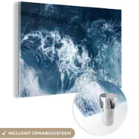 MuchoWow Glasschilderij 60x40 cm - Schilderij acrylglas - Water - Golf - Blauw - Foto op glas - Schilderijen