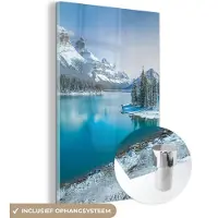 MuchoWow Glasschilderij 80x120 cm - Schilderij acrylglas - Landschap - Sneeuw - Winter - Water - Berg - Foto op glas - Schilderijen