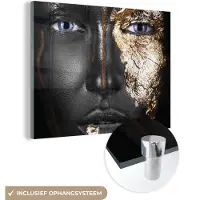 MuchoWow Glasschilderij 120x90 cm - Schilderij acrylglas - Vrouw - Bladgoud - Zwart - Goud - Luxe - Foto op glas - Schilderijen