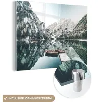 MuchoWow Glasschilderij 80x60 cm - Schilderij acrylglas - Landschap - Boot - Winter - Bergen - Foto op glas - Schilderijen