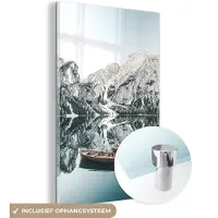 MuchoWow Glasschilderij 40x60 cm - Schilderij acrylglas - Landschap - Boot - Winter - Bergen - Foto op glas - Schilderijen