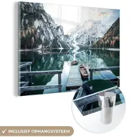 MuchoWow Glasschilderij 30x20 cm - Schilderij acrylglas - Natuur - Bergen - Sneeuw - Bos - Boot - Foto op glas - Schilderijen
