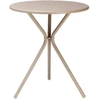 Scab Design Kyra bistrotafeltje. Leuk designtafeltje in de kleur beige, voor als u een klein terrasje hebt. Slank model geschikt voor 2 stoelen. Alleen verkrijgbaar per 2 stuks.