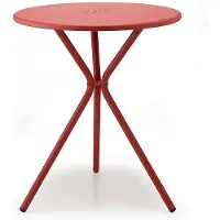 Scab Design Kyra bistrotafeltje. Leuk designtafeltje in de kleur rood, voor als u een klein terrasje hebt. Slank model geschikt voor 2 stoelen. Alleen verkrijgbaar per 2 stuks.